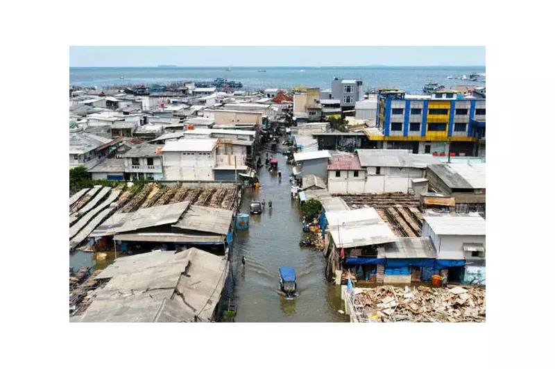 Over 900 Dead in Sumatra Floods, Starvation Threat Looms