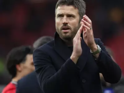 Manchester United's Carrick Addresses First Defeat, Scholes Criticism Ahead of Villa Clash