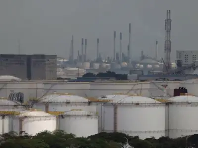 Crude Oil Prices Fall 2% as Stranded Tankers Exit Strait of Hormuz