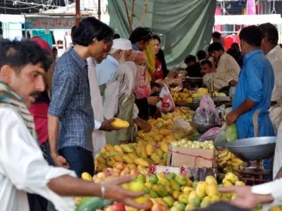 Pakistan Extends Business Hours as Summer Heat, Fuel Crisis Ease